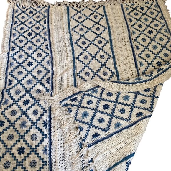 Handmade embroidered knit throw afghan blue design floral fringe 55.5"x 63" - Picture 6 of 7